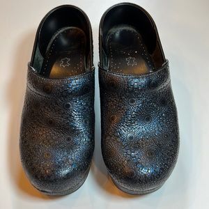 Dansko Dark blue and black design clog EU size 36 US Size 6 Some wear to upper